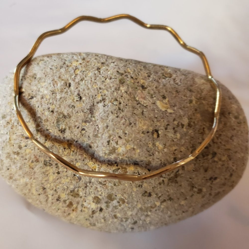 BRACELET SKILLUS Gold Toned Stack Wavy Design Thin 2.5 Inches
